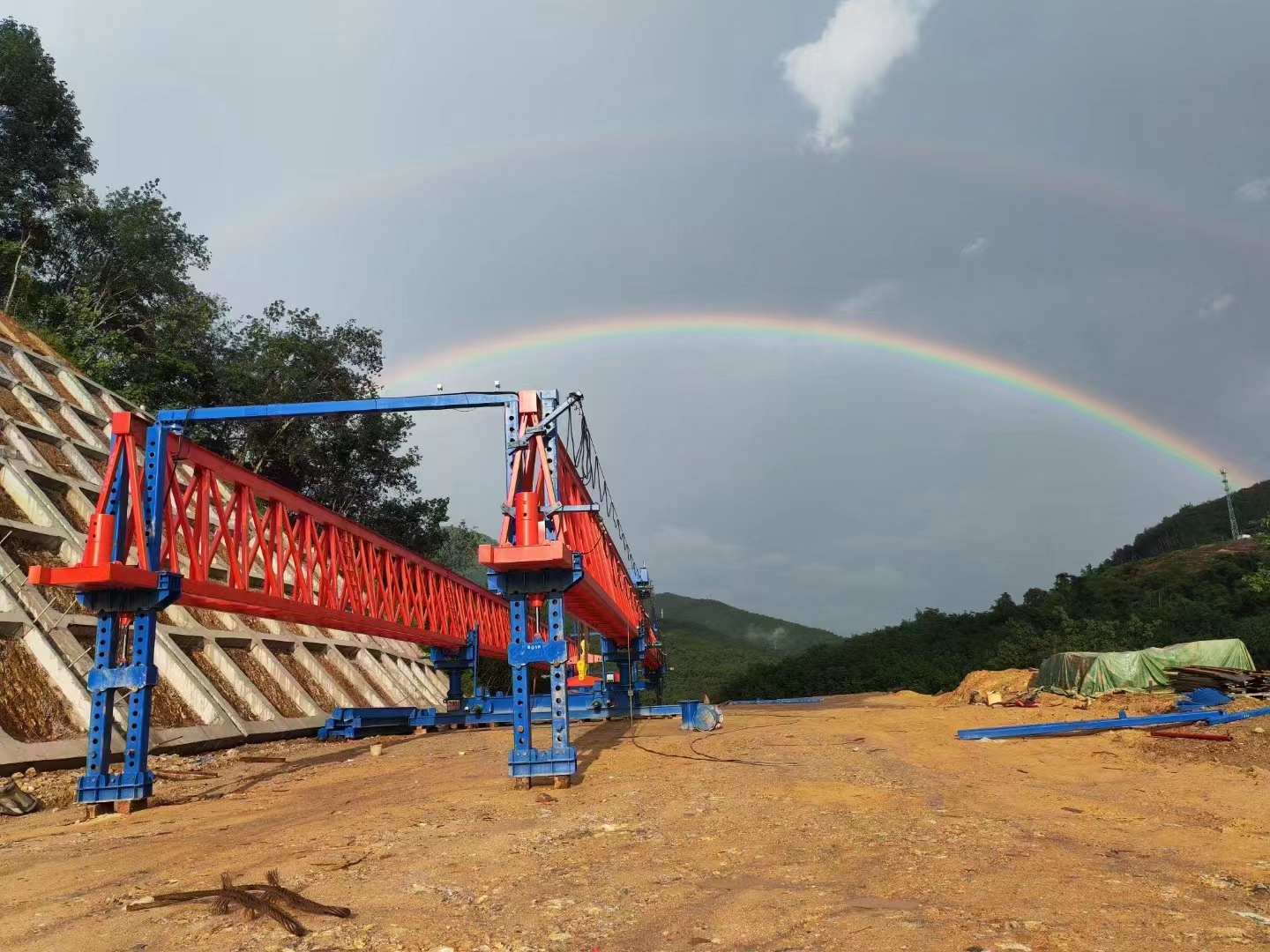 云南西双版纳，勐关高速（勐远 关累港）二标新东方起重机集团40/200自平衡架桥机安装调试完成