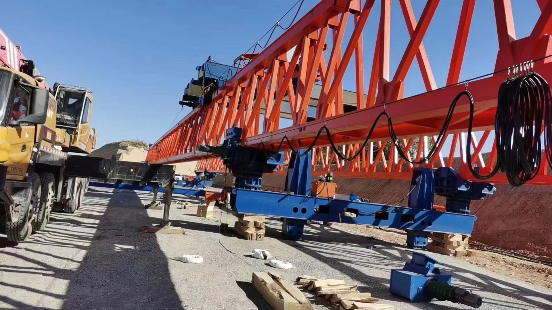 沁伊高速，架桥机正在的拼装中！