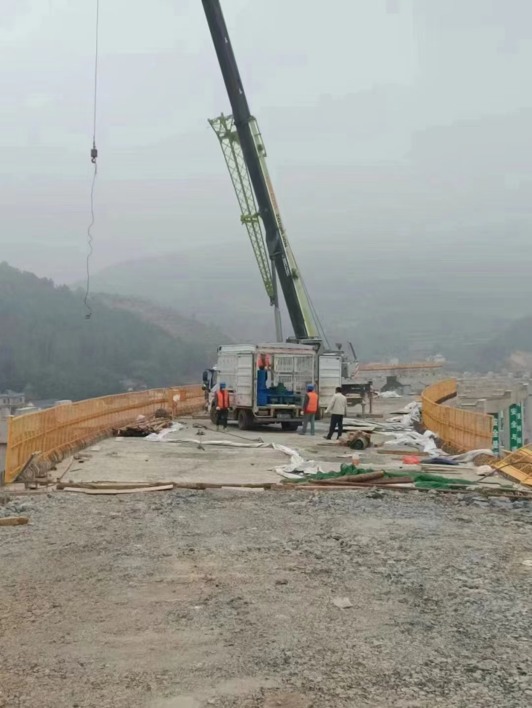 云南交投总承建，会泽到巧家高速公路一标，40/200自平衡架桥机，在匝道开始拼装，匝道总宽度8米