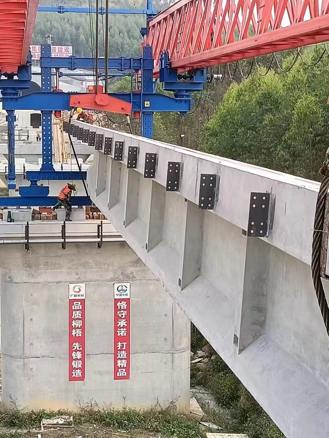 广西交投中铁大桥局承建柳州至梧州高铁公铁两用40/200自平衡架桥机安全架梁成功