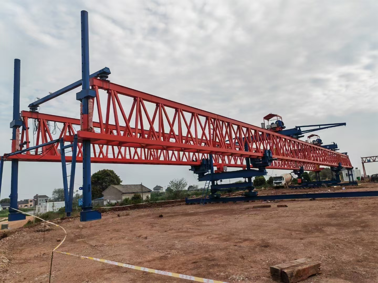 湖北宜昌 当枝高速二标（当阳 枝江）新东方起重机集团40/200自平衡架桥机安装调试完成