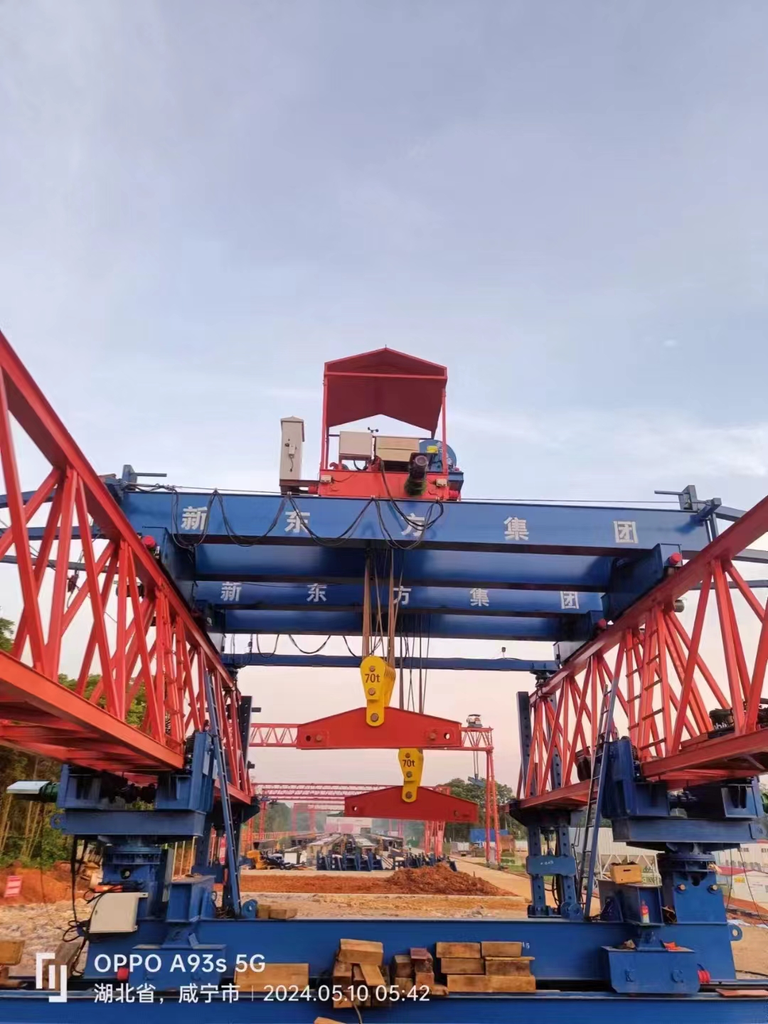 湖北交投湖北路桥赤壁长江大桥东延项目部30/140自平衡架桥机调试完工