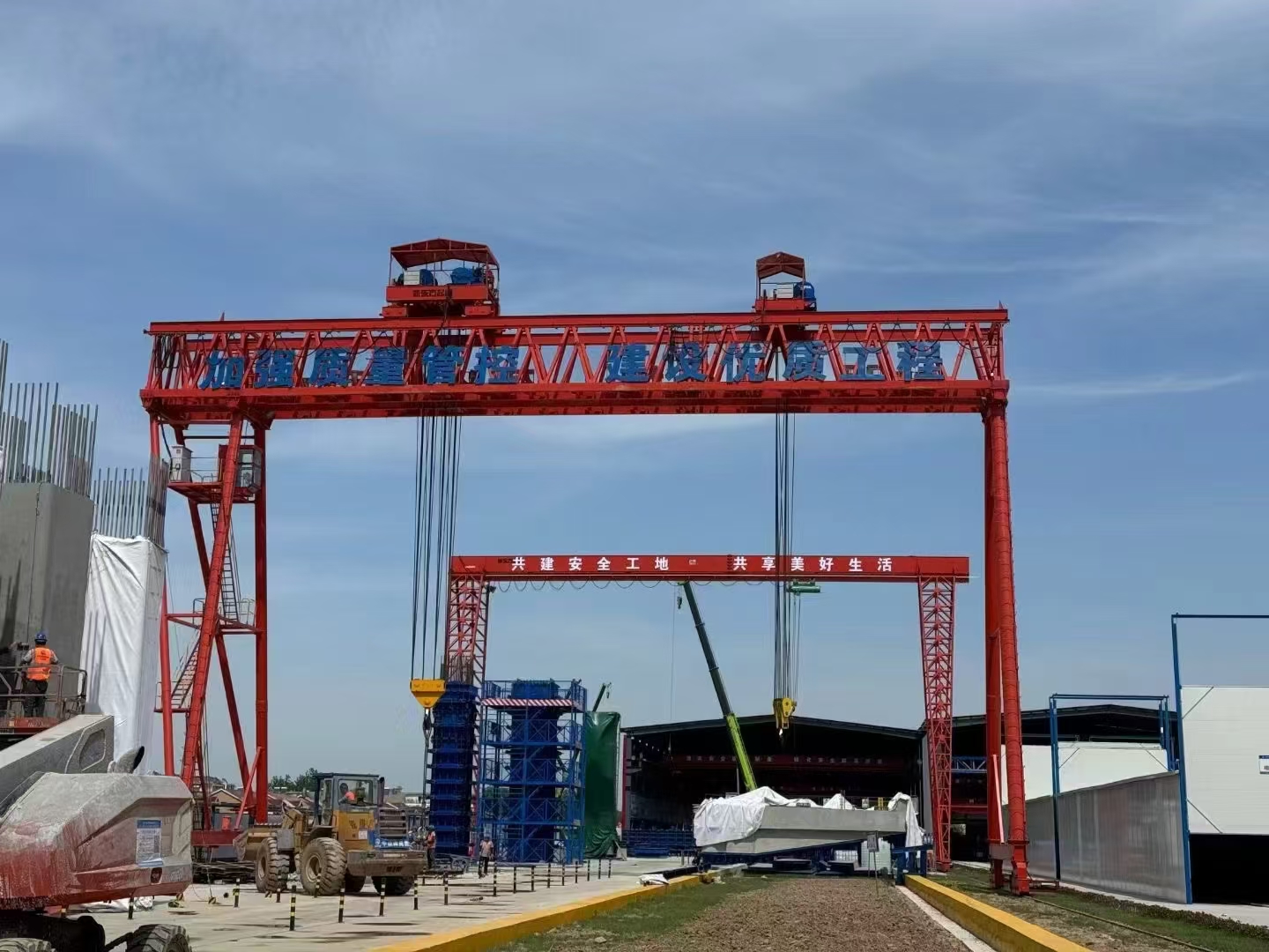 江苏宿迁工地200+100提梁机，跨度30m高18m，吊墩柱使用，