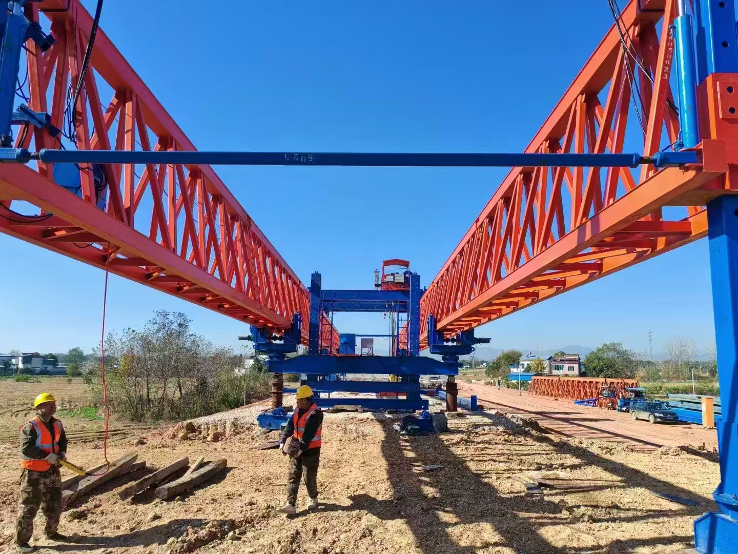 安徽安庆，安徽建工集团天天高速（安庆 潜山段二标）新东方起重机集团40/240自平衡架桥机安装调试完成