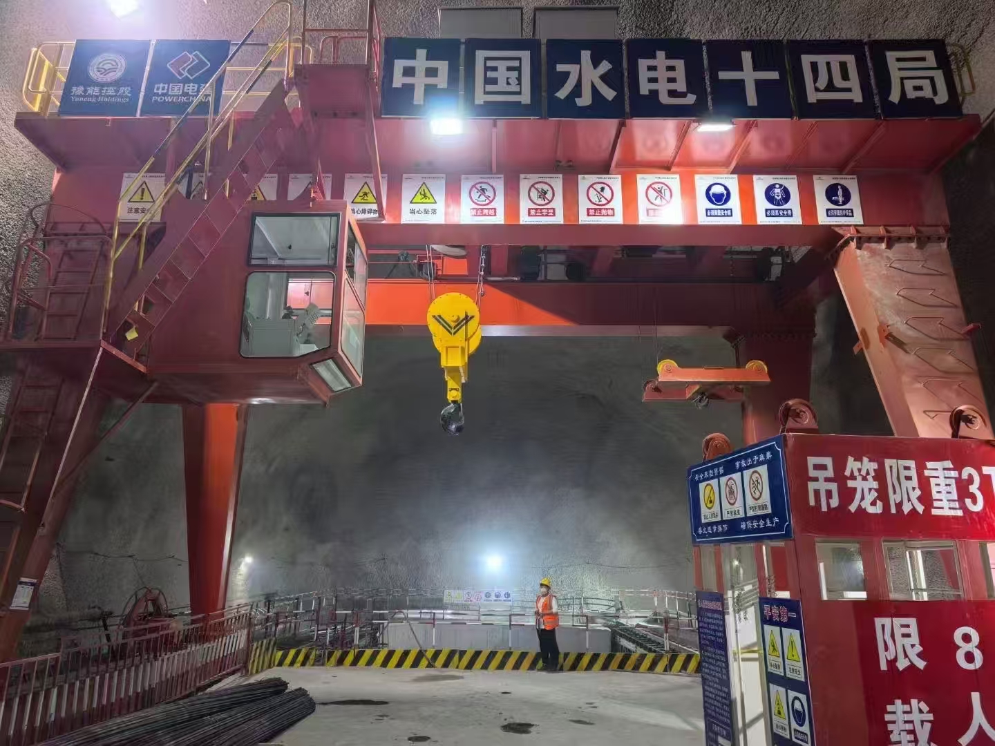 抽水蓄能电站竖井专用提升机起重机，完成验收，交付使用