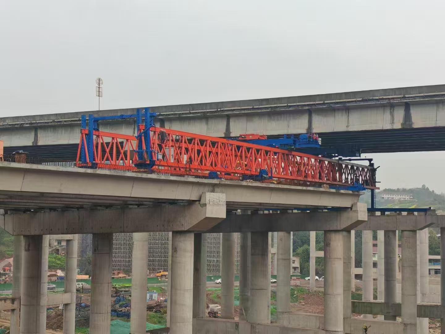 四川宜宾，四川路航元水互通项目新东方起重机集团40/200自平衡架桥机限高5.5米安装调试完成