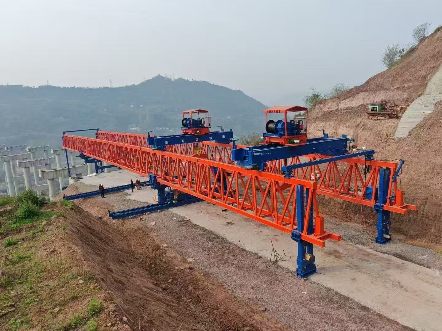 重庆云阳，武汉市政路桥公司。开云高速新东方起重机集团40/220自平衡架桥机安装调试完成